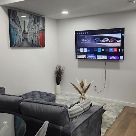 Modern 2 Bedroom Basement Suite At West Edmonton Exterior photo