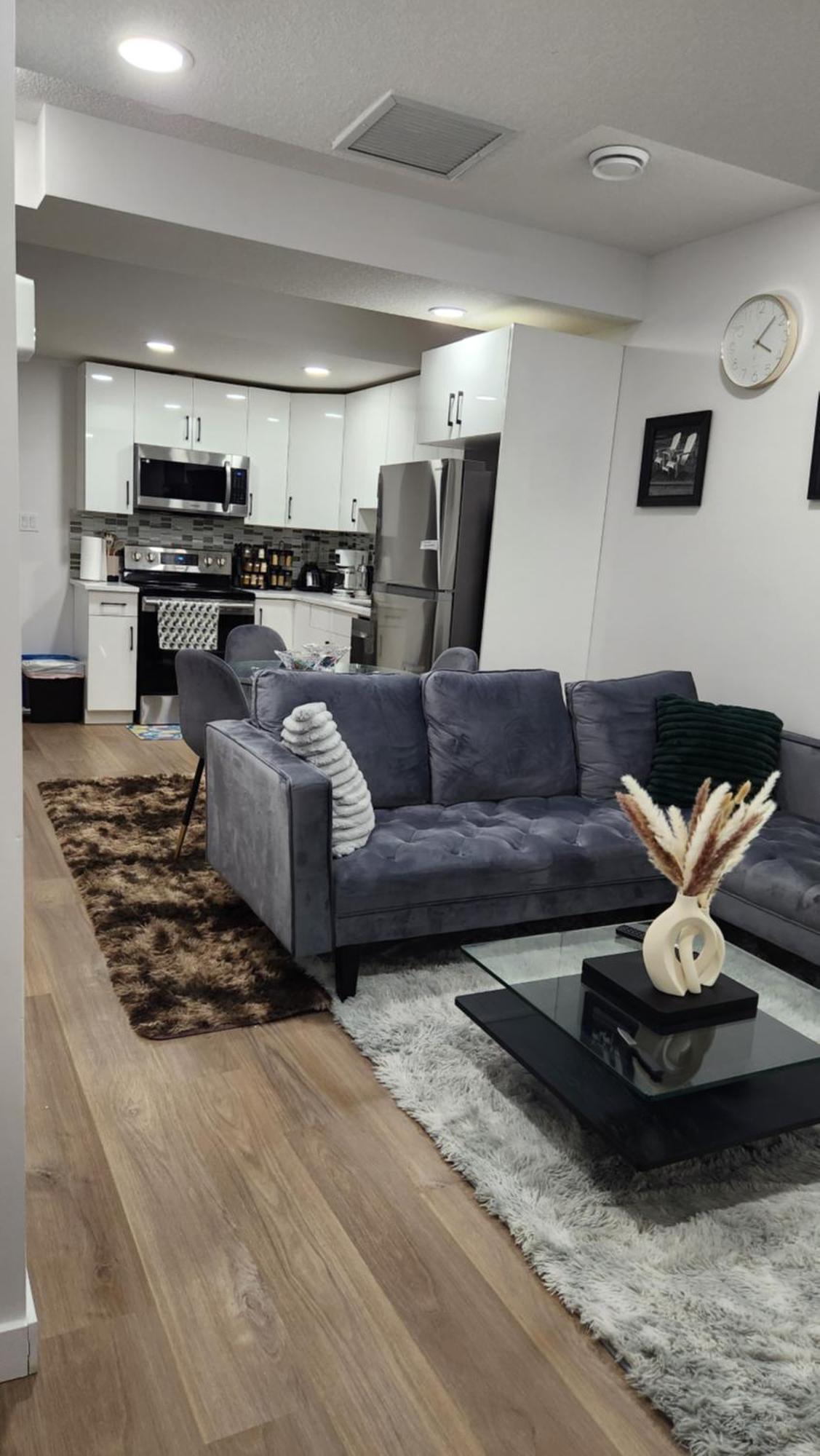 Modern 2 Bedroom Basement Suite At West Edmonton Exterior photo