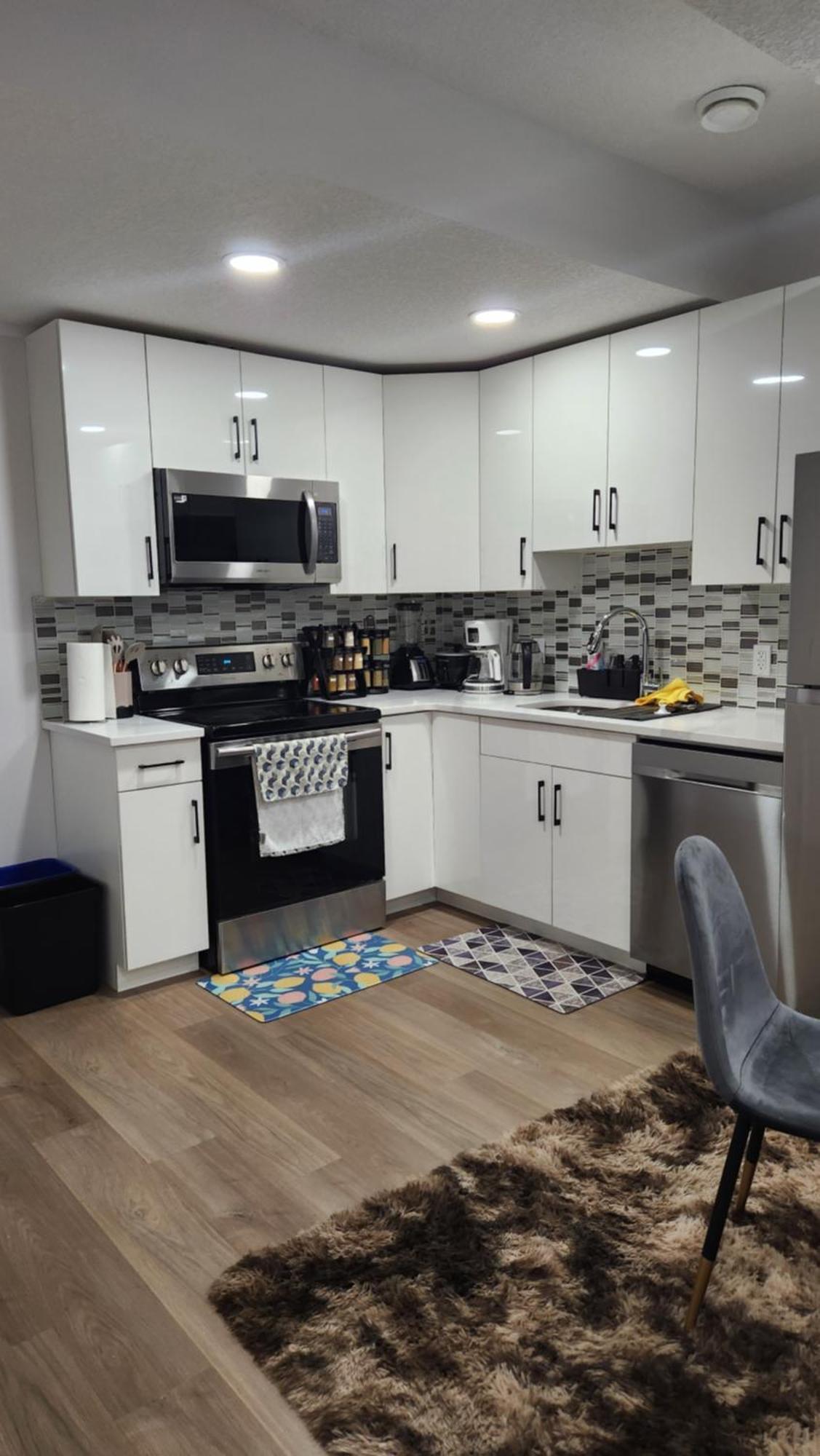 Modern 2 Bedroom Basement Suite At West Edmonton Exterior photo